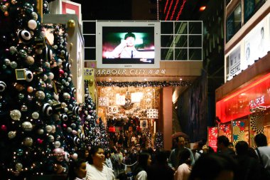 Alışveriş merkezindeki kalabalık Noel süslemeleri, Hong Kong, 27 Kasım 2004 