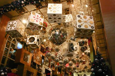 Alışveriş merkezinde Noel süslemeleri, Hong Kong, 27 Kasım 2004 