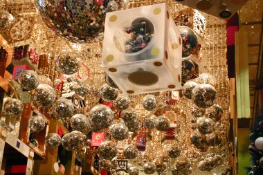 Alışveriş merkezinde Noel süslemeleri, Hong Kong, 27 Kasım 2004 