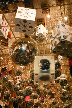 Alışveriş merkezinde Noel süslemeleri, Hong Kong, 27 Kasım 2004 