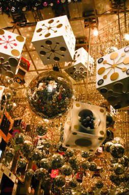 Alışveriş merkezinde Noel süslemeleri, Hong Kong, 27 Kasım 2004 