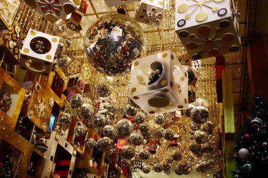 Alışveriş merkezinde Noel süslemeleri, Hong Kong, 27 Kasım 2004 