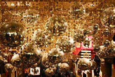 Alışveriş merkezinde Noel süslemeleri, Hong Kong, 27 Kasım 2004 