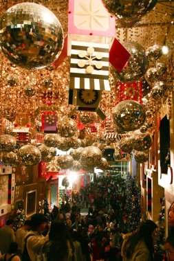 Alışveriş merkezinde Noel süsleri olan insanlar, Hong Kong, 27 Kasım 2004 