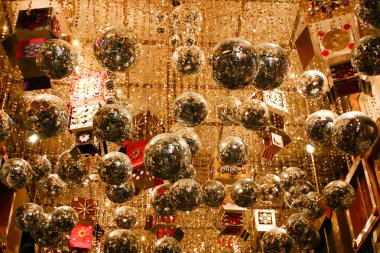 Alışveriş merkezinde Noel süslemeleri, Hong Kong, 27 Kasım 2004 