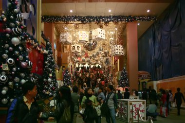 Alışveriş merkezinde Noel süsleri olan insanlar, Hong Kong, 27 Kasım 2004 