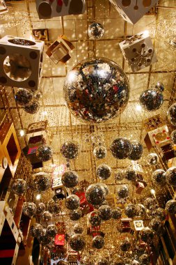 Alışveriş merkezinde Noel süslemeleri, Hong Kong, 27 Kasım 2004 