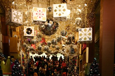 Alışveriş merkezinde Noel süsleri olan insanlar, Hong Kong, 27 Kasım 2004 