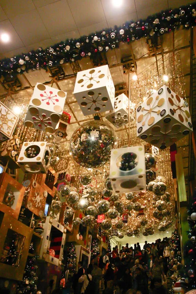 Alışveriş merkezinde Noel süsleri olan insanlar, Hong Kong, 27 Kasım 2004 