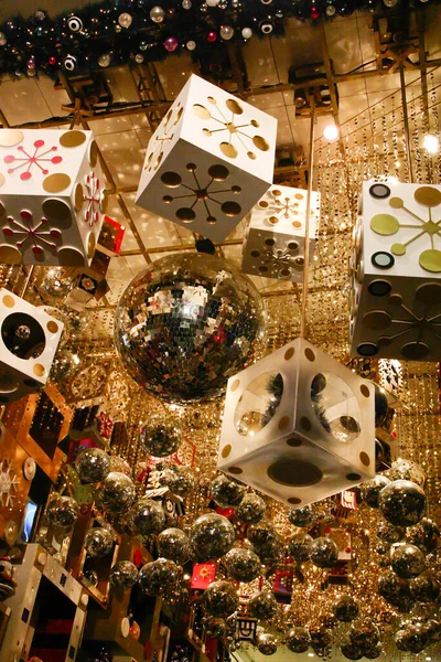 Alışveriş merkezinde Noel süslemeleri, Hong Kong, 27 Kasım 2004 