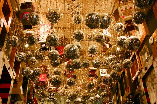 Alışveriş merkezinde Noel süslemeleri, Hong Kong, 27 Kasım 2004 