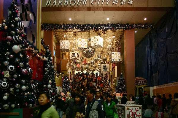Alışveriş merkezinde Noel süsleri olan insanlar, Hong Kong, 27 Kasım 2004 
