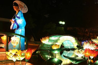 Açık havada ipek fenerleri yaktı. Hong Kong, 25 Eylül 2004.