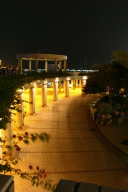 Hong Kong Kültür Merkezi Plaza 'daki insanlar, 25 Eylül 2004 