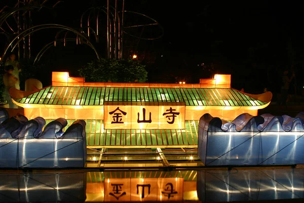 2004年9月25日香港の夜に屋外に設置されたシルクランタンのライトアップ — ストック写真