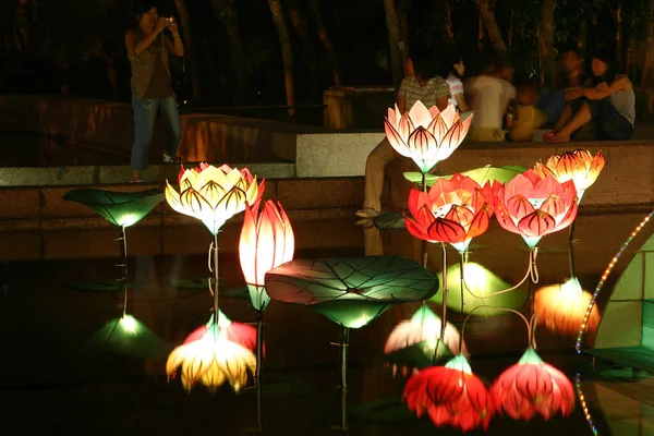 Iluminado Lanternas Seda Instalação Livre Noite Hong Kong Setembro 2004 — Fotografia de Stock