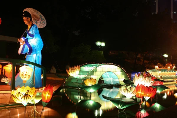 Belichtte Silk Lanterns Installatie Nachts Buiten Hong Kong September 2004 — Stockfoto