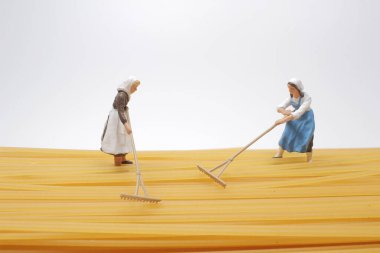 Mini çiftçi spagetti makarna üzerinde çalışıyor.