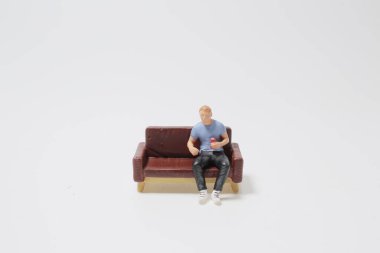 Kanepedeki adam meşrubatlı içeceği iç.