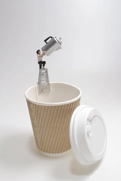 把热咖啡从咖啡壶倒进杯子里 — 图库照片