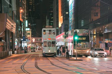 3 Eylül 2021 'de, otobüsler ve arabalar Hong Kong adasının merkez iş bölgesinde gece boyunca yol alır.