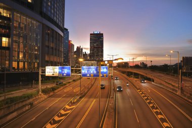 3 Eylül 2021. Merkez 'den Wan Chai Bypass' a gece görüntüsü.