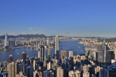 4 Eylül 2021. Gün batımı Hong Kong, Çin 'deki Victoria Körfezi üzerinde.