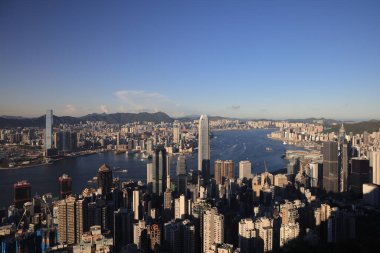 4 Eylül 2021. Gün batımı Hong Kong, Çin 'deki Victoria Körfezi üzerinde.