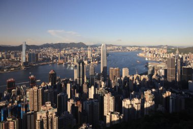 4 Eylül 2021. Gün batımı Hong Kong, Çin 'deki Victoria Körfezi üzerinde.