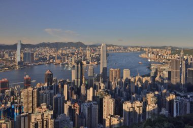 4 Eylül 2021. Gün batımı Hong Kong, Çin 'deki Victoria Körfezi üzerinde.