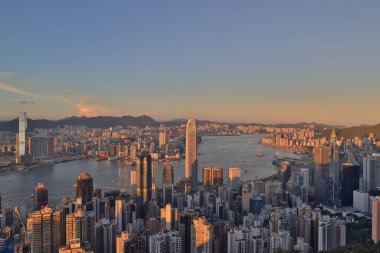 4 Eylül 2021. Gün batımı Hong Kong, Çin 'deki Victoria Körfezi üzerinde.