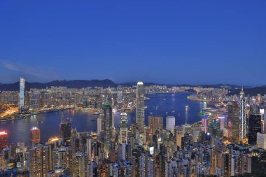 4 Eylül 2021 Hong Kong gece panoramik manzarası The Peak bakış açısından.