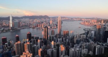 Akşam güneşinde, Hong Kong şehrinin silueti, 4 Eylül 2021 