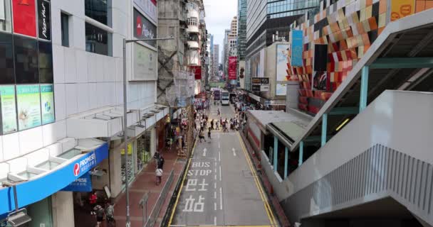 Pessoas Cruzando Estrada Mong Kok Hong Kong Aug 2021 — Vídeo de Stock