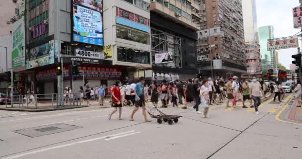 People Crossing Road Mong Kok Hong Kong Aug 2021 — Stock Video