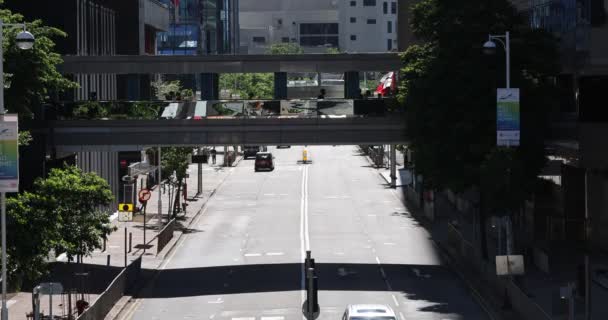 Pessoas Andando Passarela Carros Estrada Distrito Wan Chai Hong Kong — Vídeo de Stock