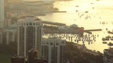 Hong Kong binalarının ve limanda hareket eden teknelerin hızlandırılmış görüntüleri.