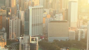 Gün batımında hızlı hareket eden trafik ve Hong Kong şehir binalarının hızlandırılmış görüntüleri