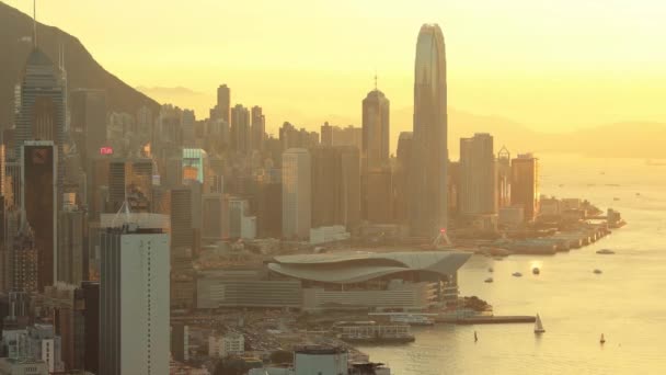 Hong Kong Binalarının Limanda Hareket Eden Teknelerin Hızlandırılmış Görüntüleri — Stok video