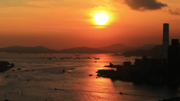 Движущиеся Лодки Гавани Виктории Освещенные Оранжевым Светом Заката — стоковое видео