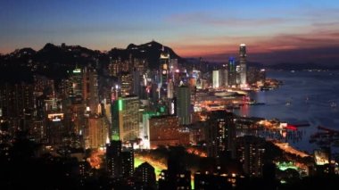 Aydınlatılmış modern şehir binaları ve günbatımı gökyüzü, 9 Temmuz 2021, Hong Kong