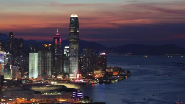 Aydınlatılmış Modern Şehir Binaları Günbatımı Gökyüzü Temmuz 2021 Hong Kong — Stok video