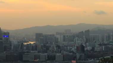 Hong Kong şehir binaları ve tepeleri üzerinde günbatımı gökyüzü