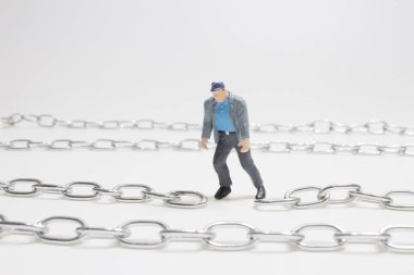 Metal zincirli iş adamı figürü