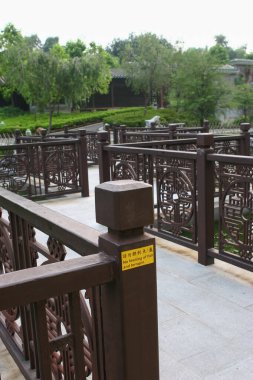  Nehirde Çin usulü oyulmuş köprü, Lingnan Bahçesi.