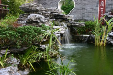 Çin Lingnan Bahçesi 'nde şelale.