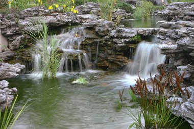 Çin Lingnan Bahçesi 'nde şelale.