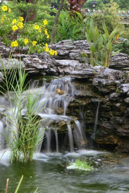 Çin Lingnan Bahçesi 'nde şelale.