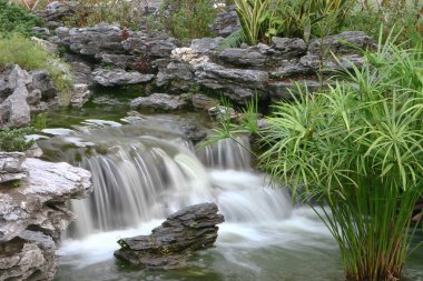 Çin Lingnan Bahçesi 'nde şelale.