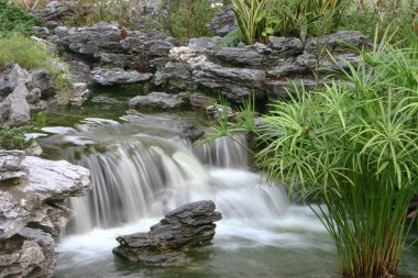 Çin Lingnan Bahçesi 'nde şelale.
